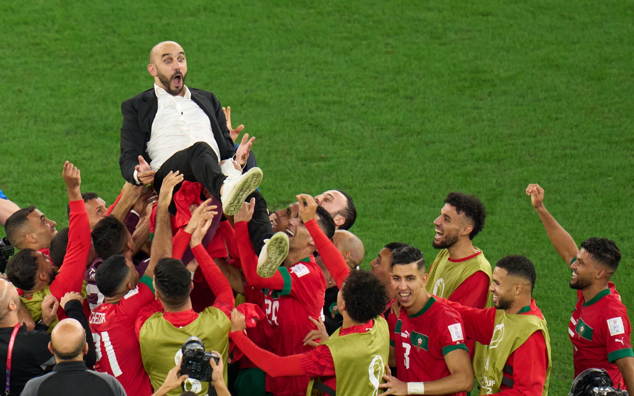 摩洛哥球员在比赛后抛起主教练雷格拉古伊庆祝。  图/新华社
